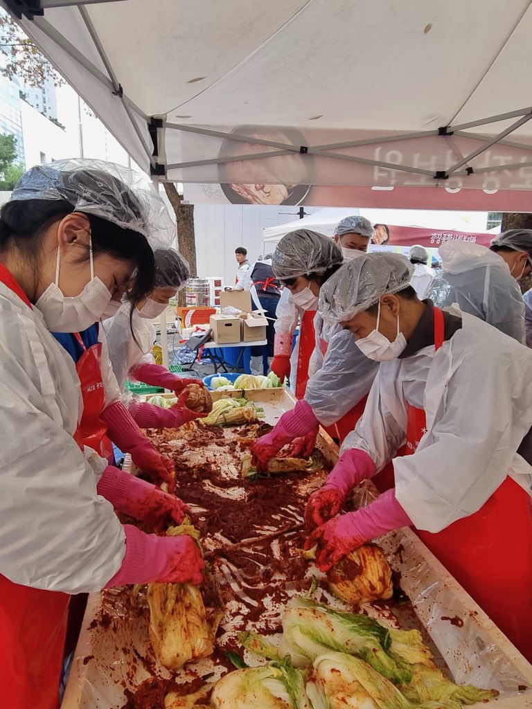 [사진2] 한국사회보장정보원 취약계층에 김장 김치 만들어 전달